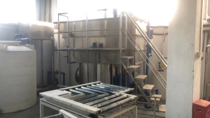 同舟共濟(jì)， 風(fēng)雨前行